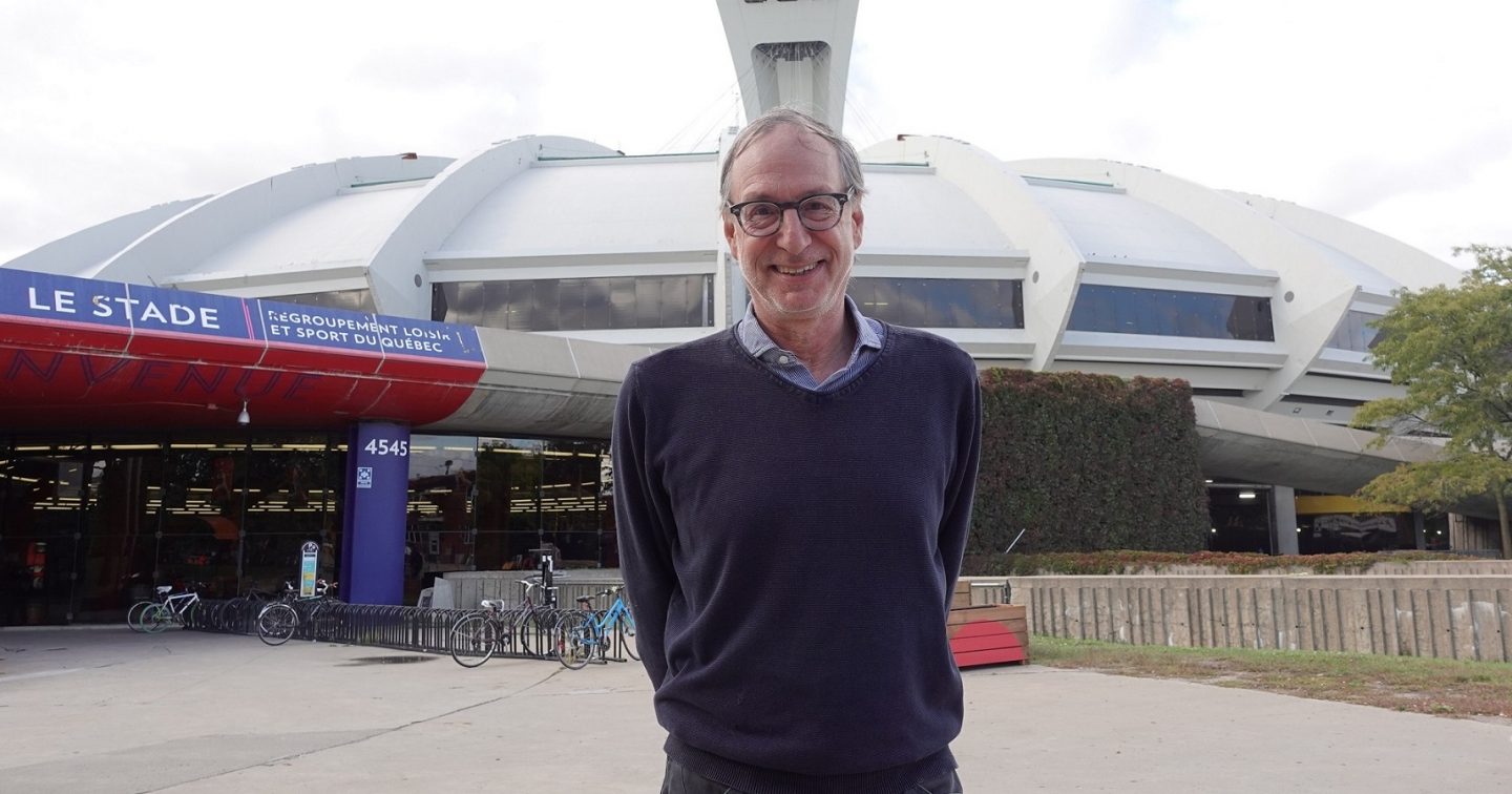 Michel Labrecque devant le Stade olympique.